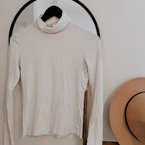Simple white turtle neck ✨